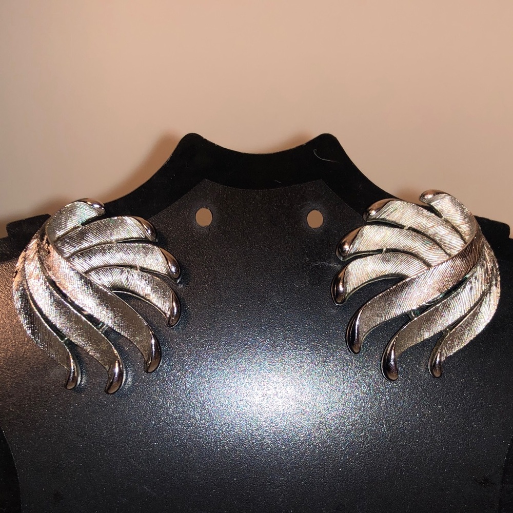 *RARE* Crown TRIFARI Vintage MCM Signed Clip Earrings Brushed Silver Fan Strokes
